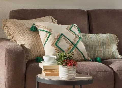 How to put the cushions on the sofa: unique ideas to decorate with textiles