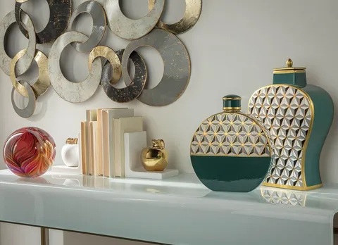 How to put ornaments in the house: playing with harmonies and proportions