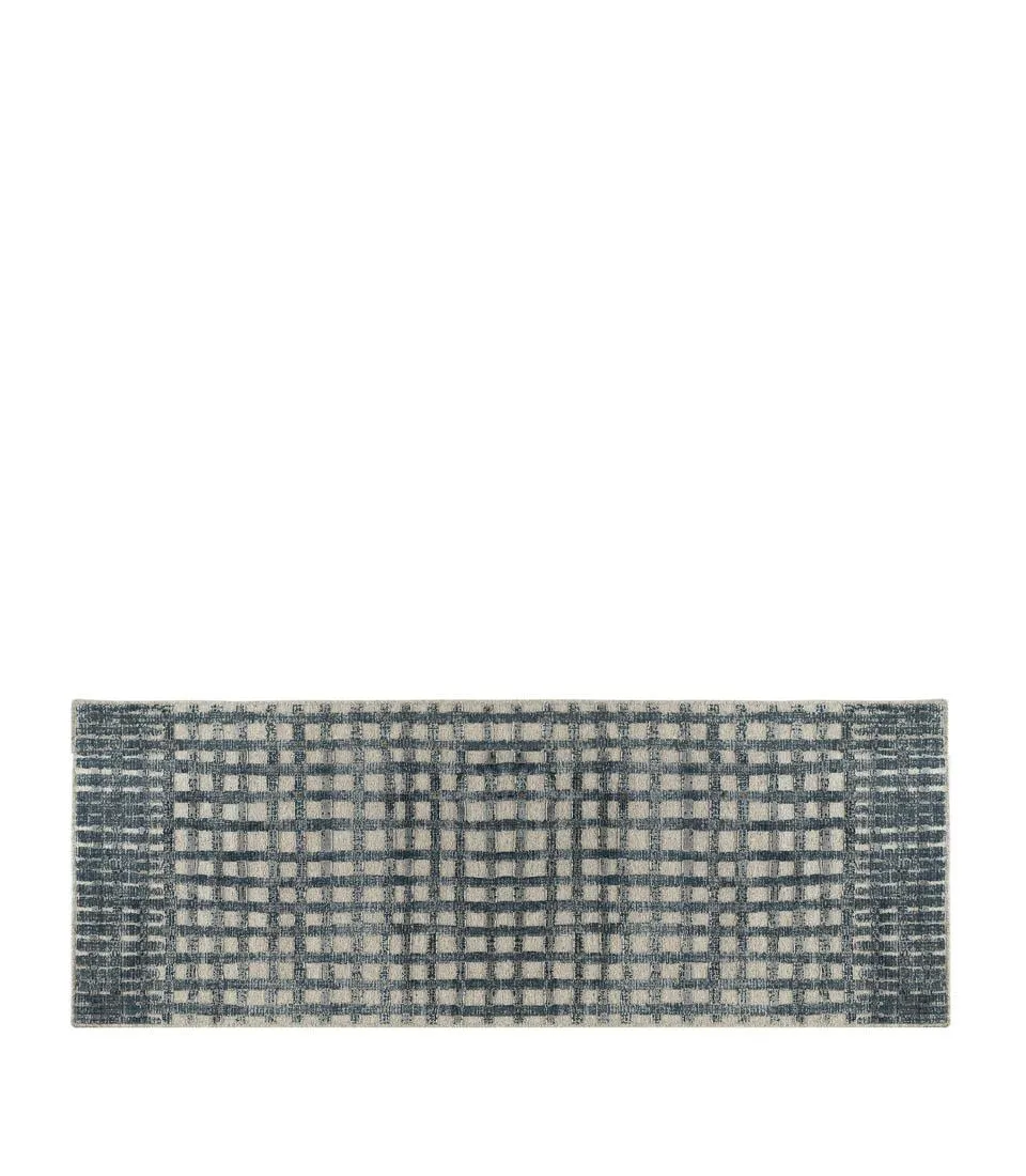 Carpet with embossed decoration